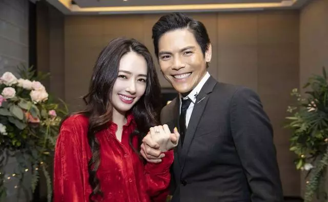笑抽!向佐一家求婚成功笑靨如花,郭碧婷老爸嫁女卻滿面愁容!