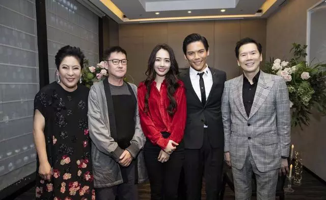 笑抽!向佐一家求婚成功笑靨如花,郭碧婷老爸嫁女卻滿面愁容!