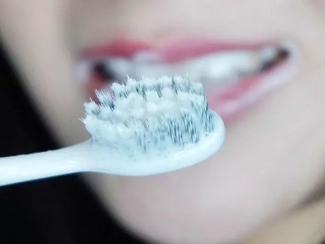 刷牙前要沾水,側著睡更健康?這些所謂的生活常識,很可能是錯的