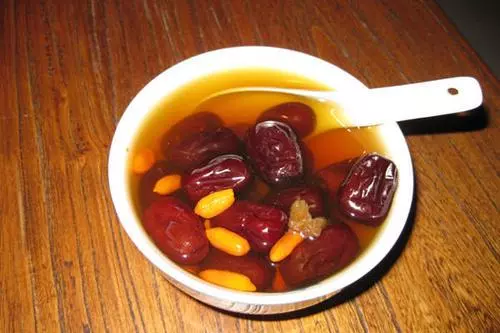 刷牙前要沾水,側著睡更健康?這些所謂的生活常識,很可能是錯的
