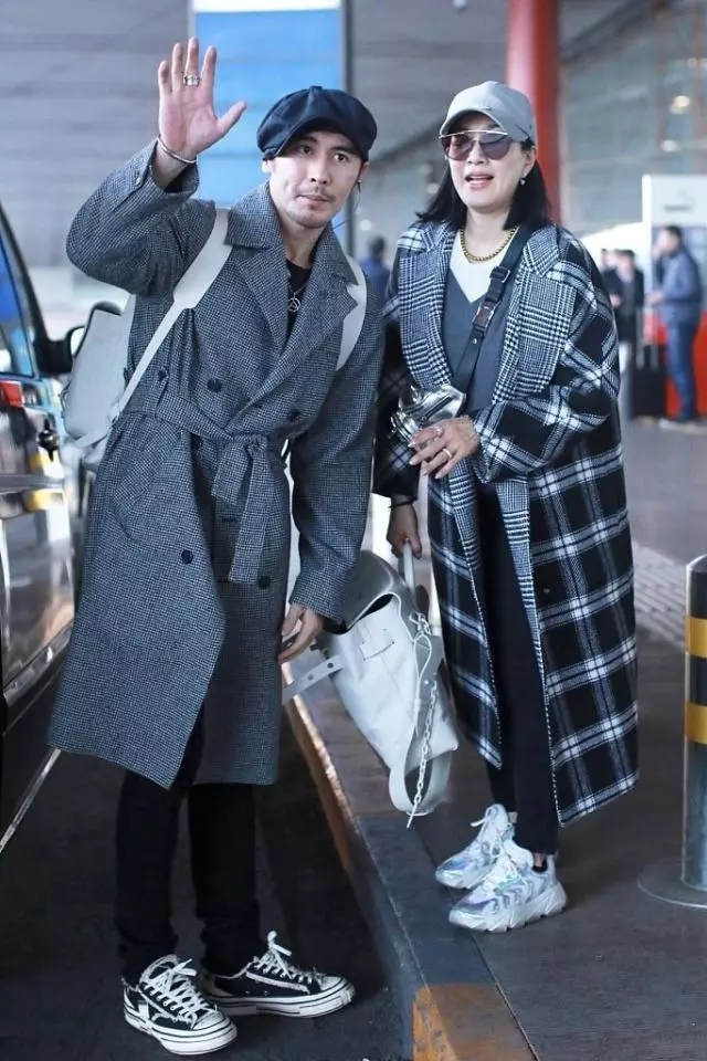 49歲鍾麗緹機場高調秀恩愛,卻被59歲婆婆搶鏡,穿格紋大衣太有范!