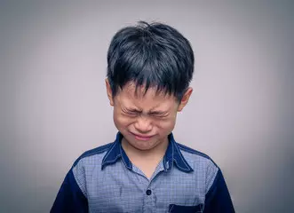 淚目!爸爸躺地板上,10歲兒哄2妹睡覺後「貼心陪伴一夜」...隔天才驚覺爸爸再也醒不來!