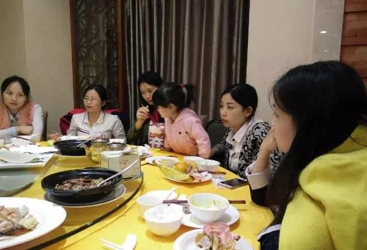 8人同學聚會,7個是老總,飯後沒人結帳,裝修工的話讓服務員愣住了,拍案叫絕!