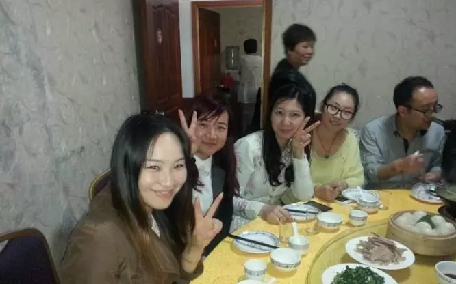 8人同學聚會,7個是老總,飯後沒人結帳,裝修工的話讓服務員愣住了,拍案叫絕!