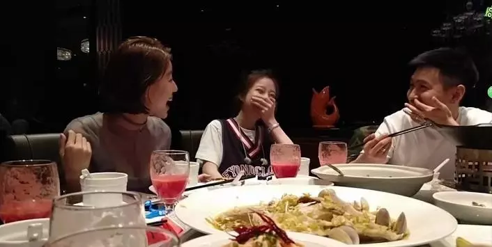 8人同學聚會,7個是老總,飯後沒人結帳,裝修工的話讓服務員愣住了,拍案叫絕!