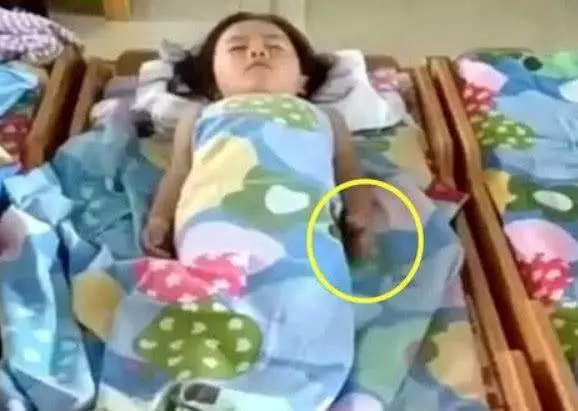 女兒精神狀態很好從不午睡,老師卻說在幼稚園乖乖睡,媽媽不信查看監控眼紅了