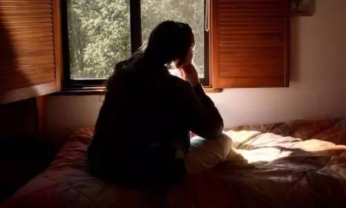 (避免長堤塞車,) 入住新加坡侄女家,竟然做到26歲侄女女傭的手流血 !