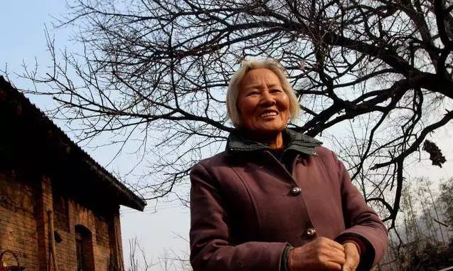 養母待我如親生,結婚前瞅見她給菩薩上香禱告,轉身我連夜逃跑