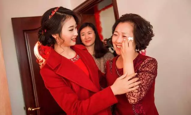 養母待我如親生,結婚前瞅見她給菩薩上香禱告,轉身我連夜逃跑