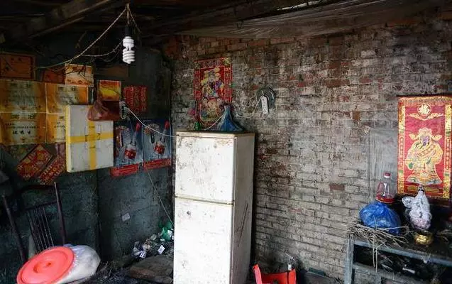 養母待我如親生,結婚前瞅見她給菩薩上香禱告,轉身我連夜逃跑