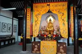 養母待我如親生,結婚前瞅見她給菩薩上香禱告,轉身我連夜逃跑