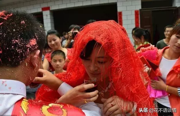 小舅子結婚,岳母來借五萬塊,男子說了兩個字,老婆不說話了