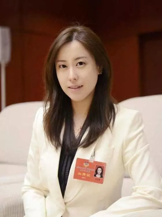 事情鬧大了!美女CEO遭老闆「誤發群P片到群組」全公司傻看… 驚:女下屬果然能幹(好康)