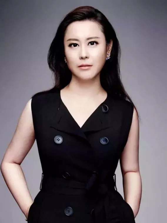 事情鬧大了!美女CEO遭老闆「誤發群P片到群組」全公司傻看… 驚:女下屬果然能幹(好康)