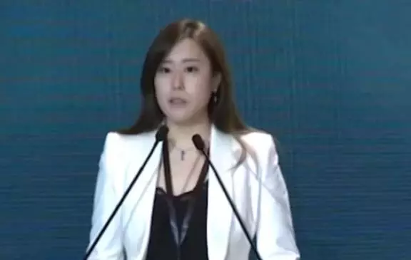 事情鬧大了!美女CEO遭老闆「誤發群P片到群組」全公司傻看… 驚:女下屬果然能幹(好康)