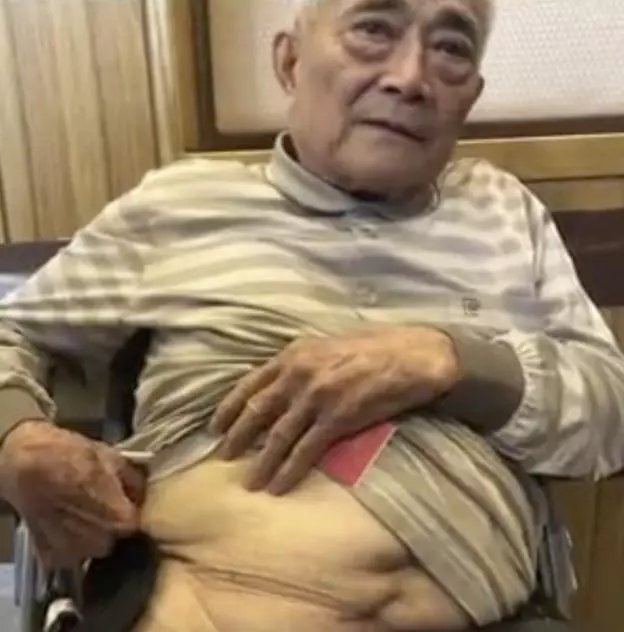 「我這顆腎已經108歲了」!76歲阿公落淚感謝媽媽生前無私捐腎:「沒有她,我不會活到現在…」