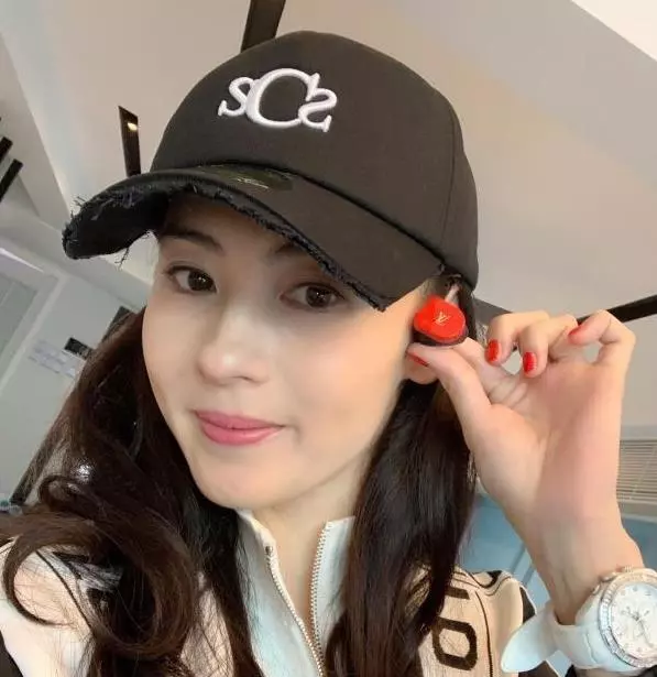 張柏芝新任老公正臉終於曝光,竟然是熟悉的他?街頭秀恩愛讓網友直呼【看不下去】