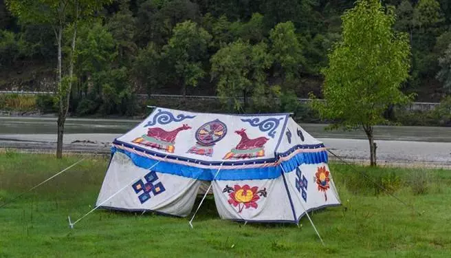 去西藏旅遊「白色帳篷」男人千萬別進!年輕藏族妹在內,進去就要對她負責了!