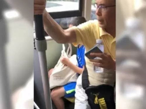 神經病的是嗎??把小男孩當人肉坐墊逼他讓位!男孩嚇哭,阿伯怒嗆:我老人又是身障,這位子只有我可以坐