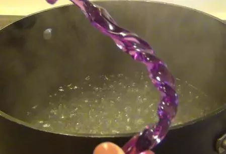 舊牙刷又有新作用了!放在熱水裡拗一下,竟有這樣的大妙用!真的太強了!