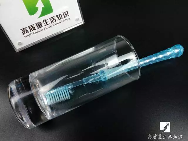 舊牙刷又有新作用了!放在熱水裡拗一下,竟有這樣的大妙用!真的太強了!