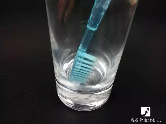 舊牙刷又有新作用了!放在熱水裡拗一下,竟有這樣的大妙用!真的太強了!
