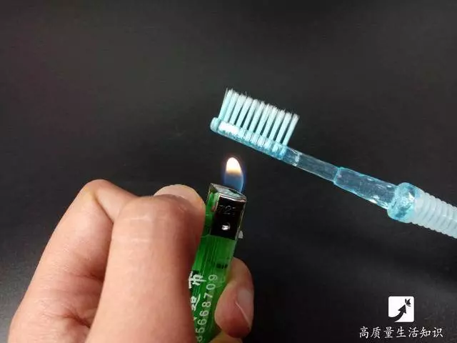 舊牙刷又有新作用了!放在熱水裡拗一下,竟有這樣的大妙用!真的太強了!