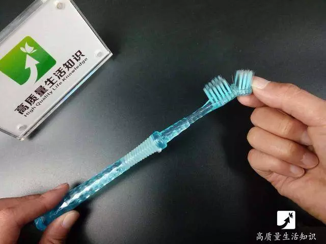 舊牙刷又有新作用了!放在熱水裡拗一下,竟有這樣的大妙用!真的太強了!