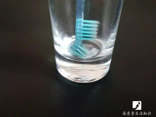 舊牙刷又有新作用了!放在熱水裡拗一下,竟有這樣的大妙用!真的太強了!