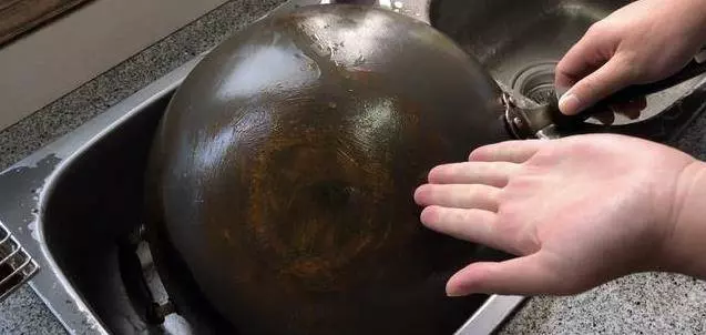 家裡的鍋底髒,不用花錢買清潔液,加點便宜貨,讓鍋底變得乾乾淨淨 ,簡單又實用