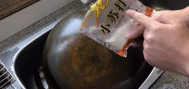 家裡的鍋底髒,不用花錢買清潔液,加點便宜貨,讓鍋底變得乾乾淨淨 ,簡單又實用