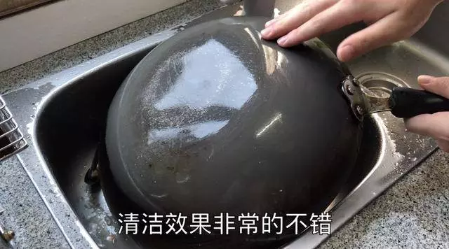 家裡的鍋底髒,不用花錢買清潔液,加點便宜貨,讓鍋底變得乾乾淨淨 ,簡單又實用