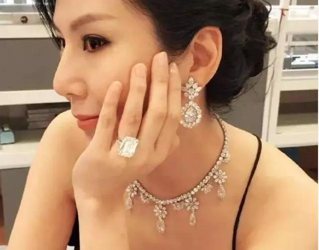 12年恩愛全是假象,不僅被家暴出軌,竟有5個私生子流浪在外!