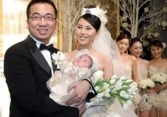 12年恩愛全是假象,不僅被家暴出軌,竟有5個私生子流浪在外!