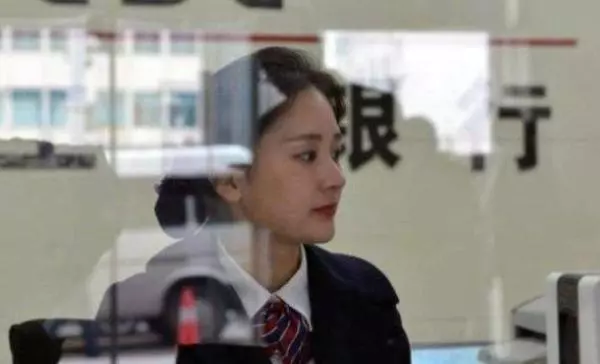 女子到櫃檯取款2500,被銀行員工嘲諷,拿出一張卡臉色變了