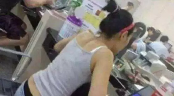 女子到櫃檯取款2500,被銀行員工嘲諷,拿出一張卡臉色變了