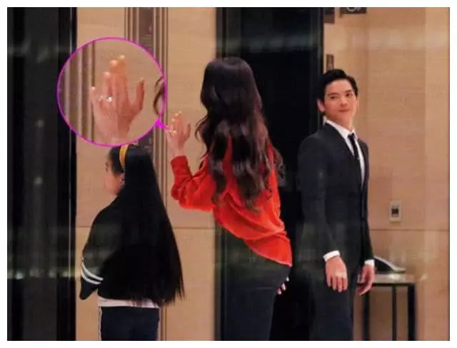 向太曬兒子520單膝下跪求婚,郭碧婷晉升「小向太」,閃戀閃婚僅用兩月!