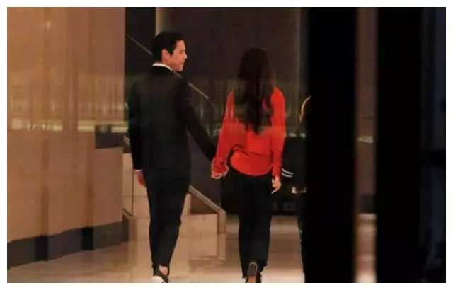 向太曬兒子520單膝下跪求婚,郭碧婷晉升「小向太」,閃戀閃婚僅用兩月!
