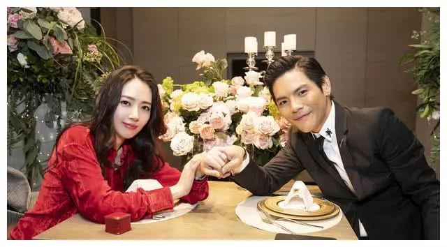 向太曬兒子520單膝下跪求婚,郭碧婷晉升「小向太」,閃戀閃婚僅用兩月!