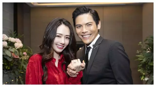 向太曬兒子520單膝下跪求婚,郭碧婷晉升「小向太」,閃戀閃婚僅用兩月!