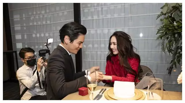 向太曬兒子520單膝下跪求婚,郭碧婷晉升「小向太」,閃戀閃婚僅用兩月!
