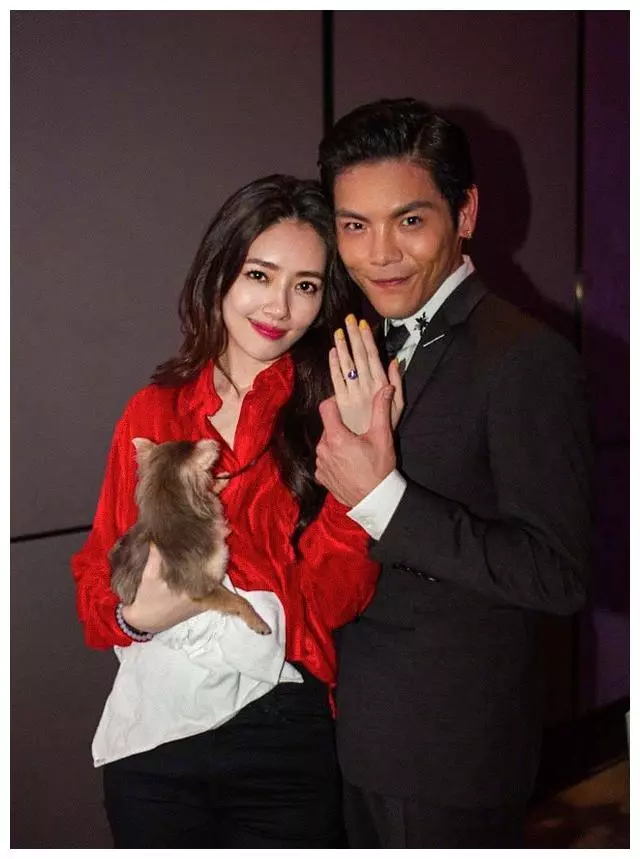向太曬兒子520單膝下跪求婚,郭碧婷晉升「小向太」,閃戀閃婚僅用兩月!