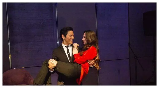 向太曬兒子520單膝下跪求婚,郭碧婷晉升「小向太」,閃戀閃婚僅用兩月!