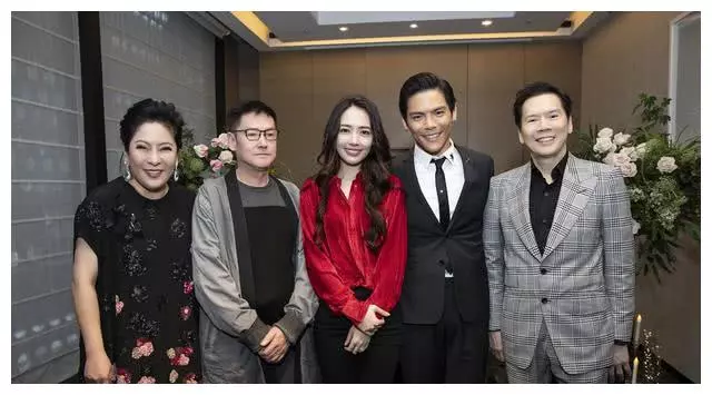 向太曬兒子520單膝下跪求婚,郭碧婷晉升「小向太」,閃戀閃婚僅用兩月!