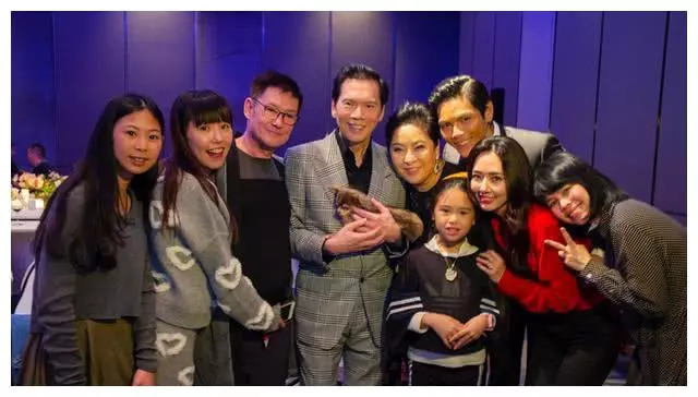 向太曬兒子520單膝下跪求婚,郭碧婷晉升「小向太」,閃戀閃婚僅用兩月!