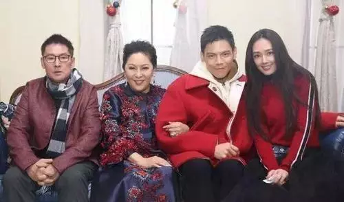 向太曬兒子520單膝下跪求婚,郭碧婷晉升「小向太」,閃戀閃婚僅用兩月!