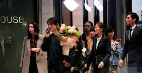 向太曬兒子520單膝下跪求婚,郭碧婷晉升「小向太」,閃戀閃婚僅用兩月!