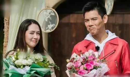 向太曬兒子520單膝下跪求婚,郭碧婷晉升「小向太」,閃戀閃婚僅用兩月!