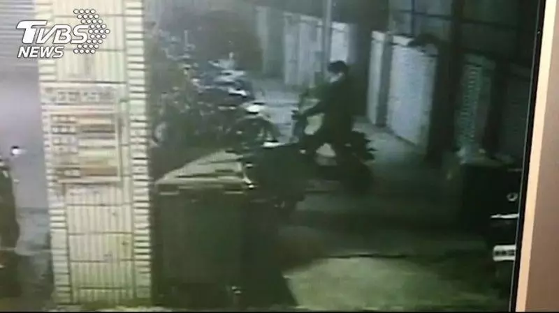 生母找到了!20歲小媽媽「中和路邊棄女嬰」淡定騎車走 被抓後「哭喊是逼不得已」:拜託幫我養