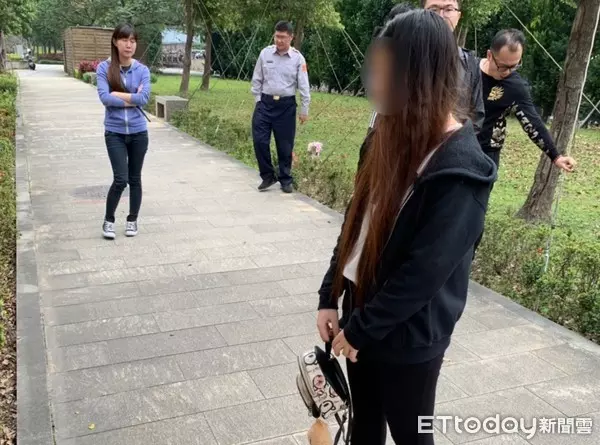 生母找到了!20歲小媽媽「中和路邊棄女嬰」淡定騎車走 被抓後「哭喊是逼不得已」:拜託幫我養